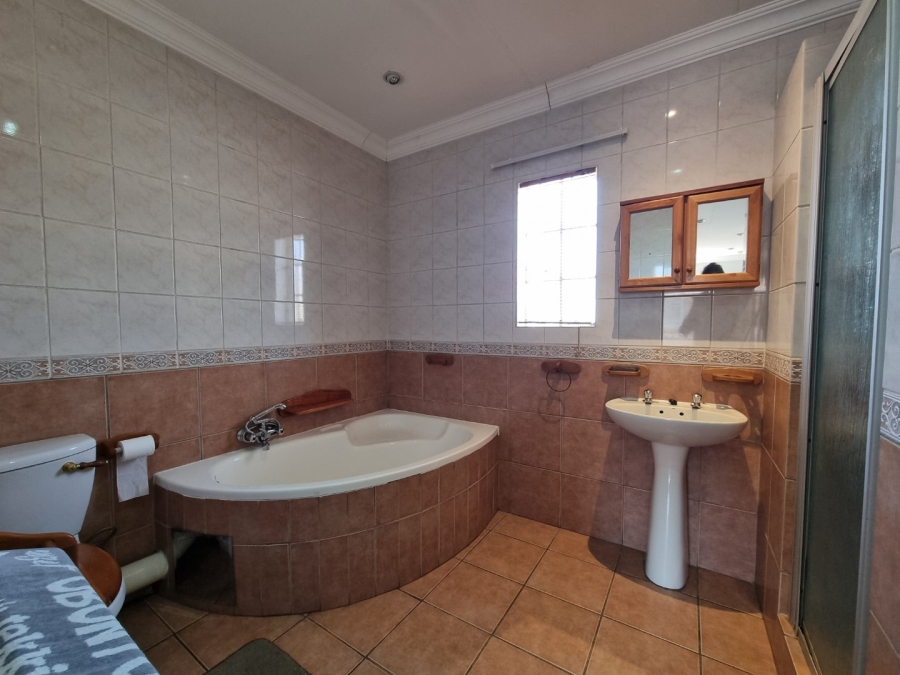 3 Bedroom Property for Sale in Die Hoewes Gauteng