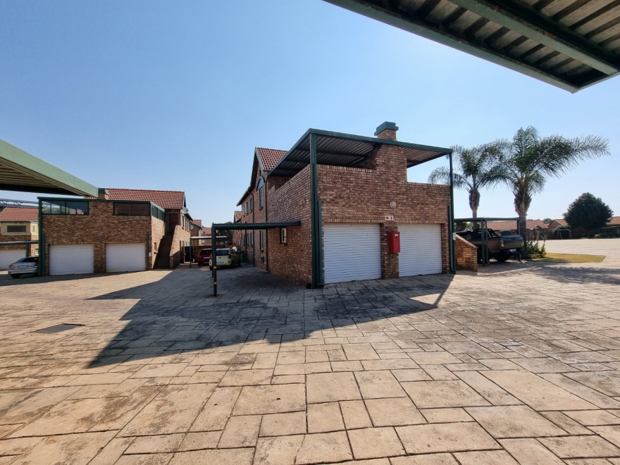 3 Bedroom Property for Sale in Die Hoewes Gauteng