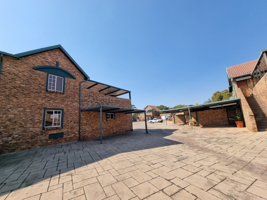 3 Bedroom Property for Sale in Die Hoewes Gauteng