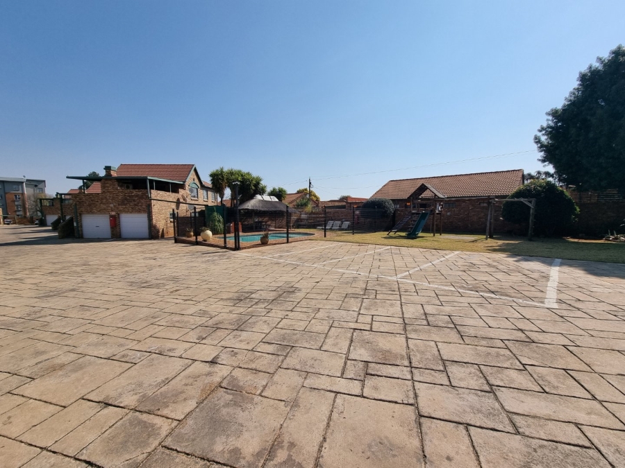 3 Bedroom Property for Sale in Die Hoewes Gauteng