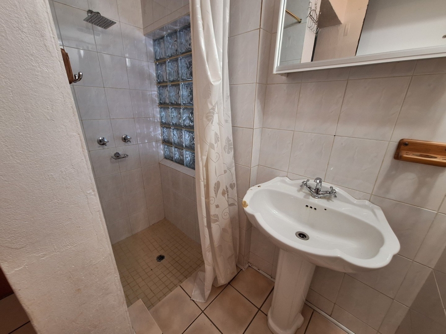 4 Bedroom Property for Sale in Rooihuiskraal Gauteng