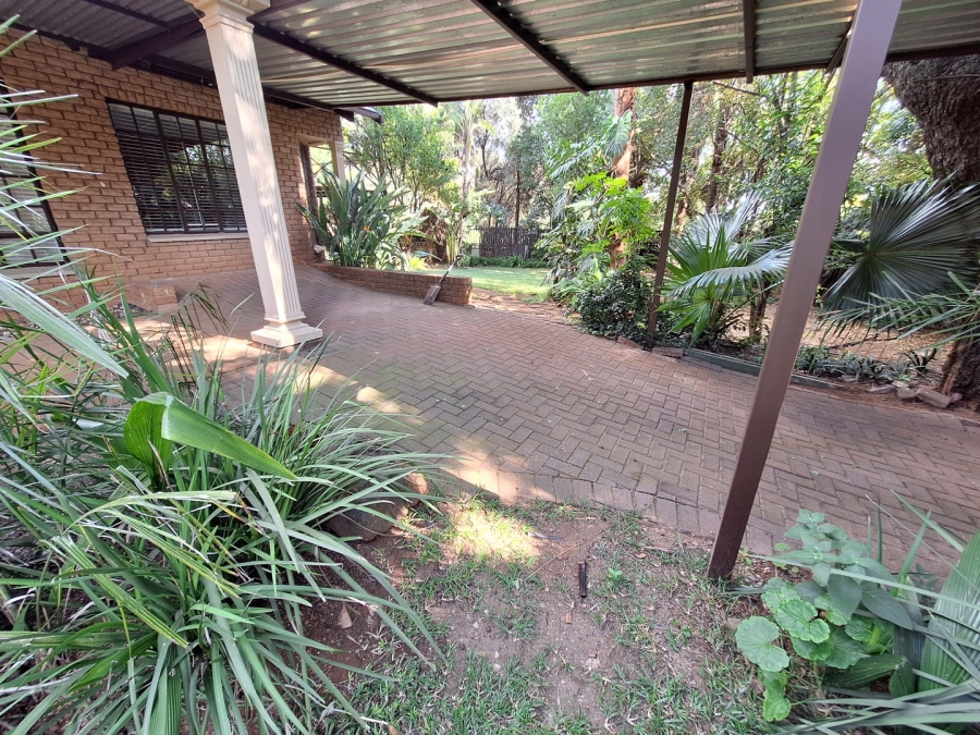 4 Bedroom Property for Sale in Rooihuiskraal Gauteng