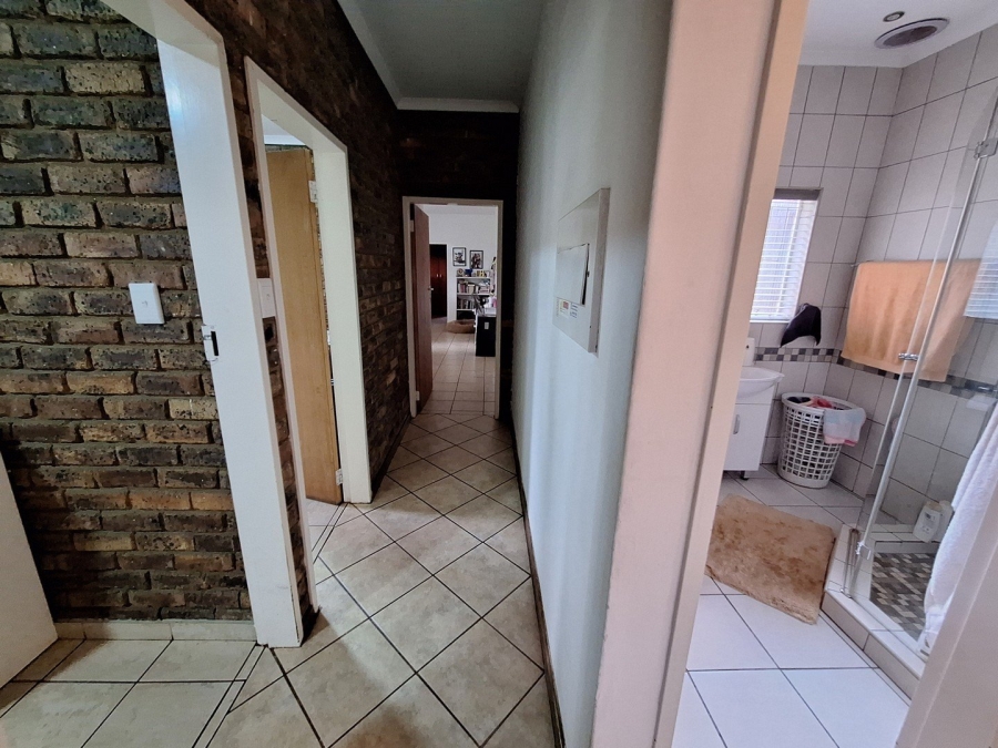 4 Bedroom Property for Sale in Rooihuiskraal Gauteng