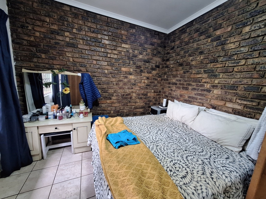 4 Bedroom Property for Sale in Rooihuiskraal Gauteng