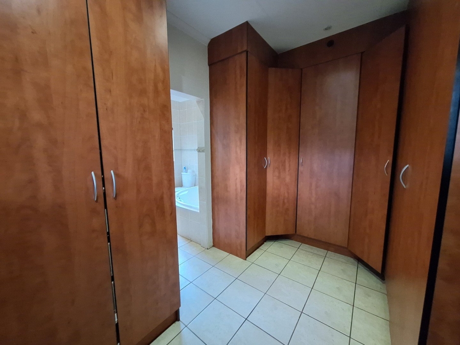 4 Bedroom Property for Sale in Rooihuiskraal Gauteng