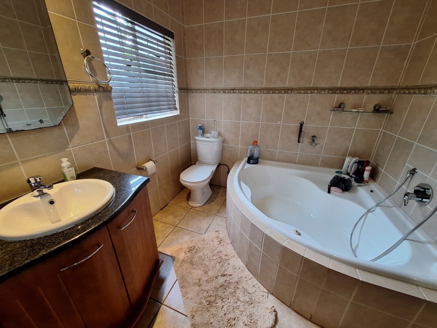 4 Bedroom Property for Sale in Rooihuiskraal Gauteng