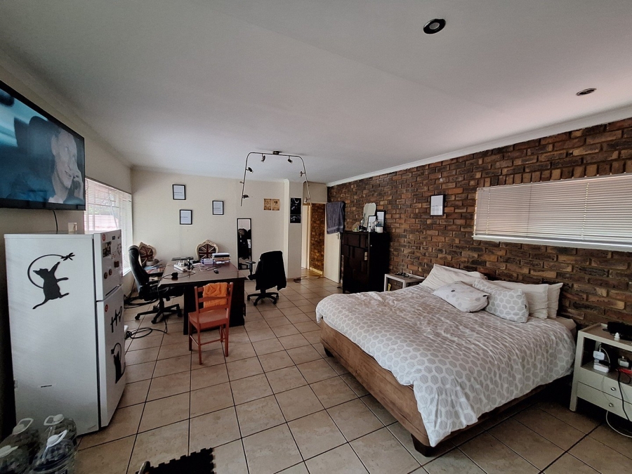 4 Bedroom Property for Sale in Rooihuiskraal Gauteng