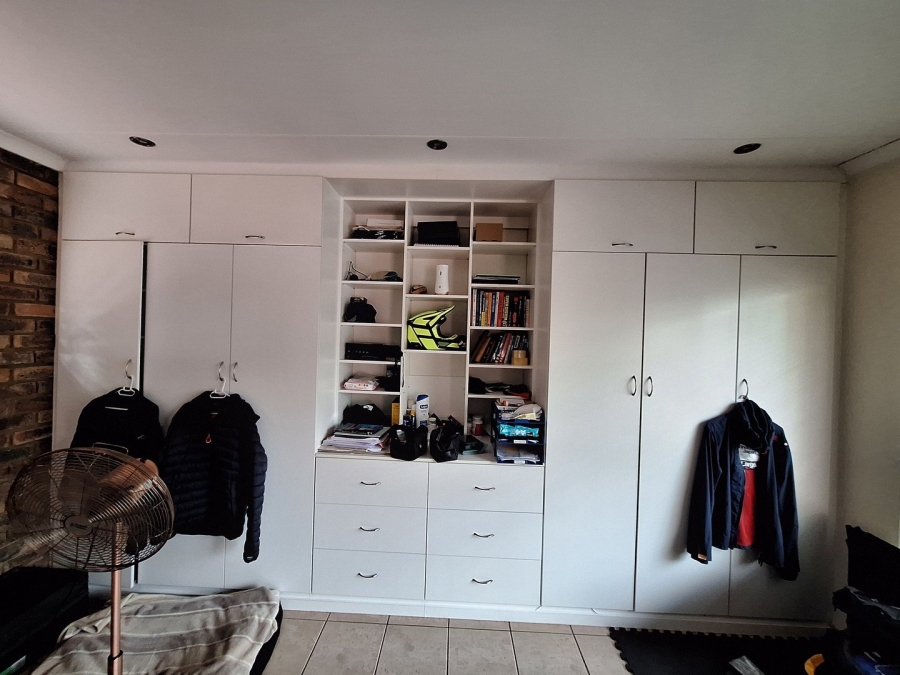 4 Bedroom Property for Sale in Rooihuiskraal Gauteng