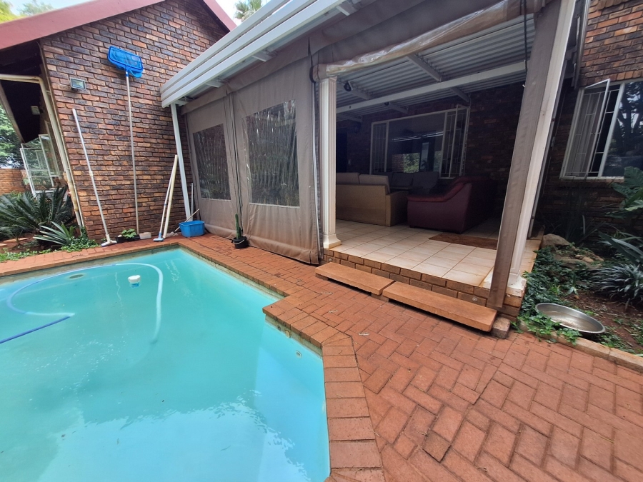 4 Bedroom Property for Sale in Rooihuiskraal Gauteng