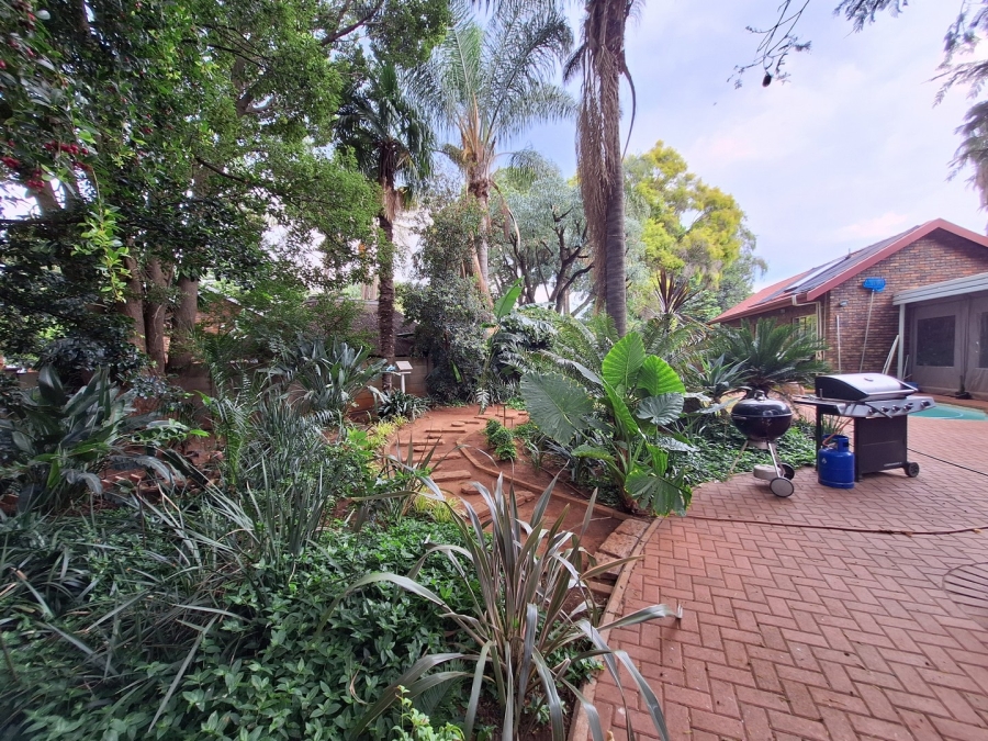 4 Bedroom Property for Sale in Rooihuiskraal Gauteng