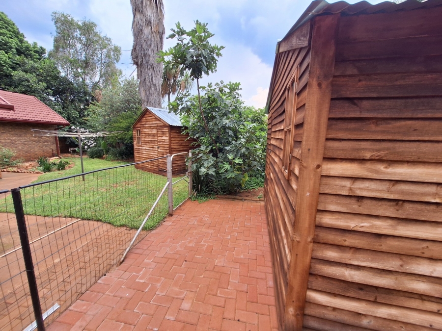 4 Bedroom Property for Sale in Rooihuiskraal Gauteng