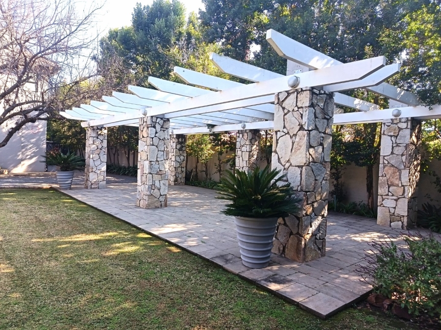 5 Bedroom Property for Sale in Silver Lakes Golf Estate Gauteng