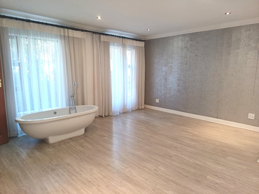 5 Bedroom Property for Sale in Silver Lakes Golf Estate Gauteng