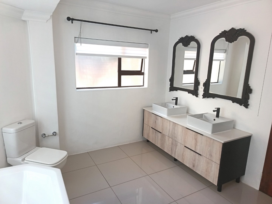 5 Bedroom Property for Sale in Silver Lakes Golf Estate Gauteng