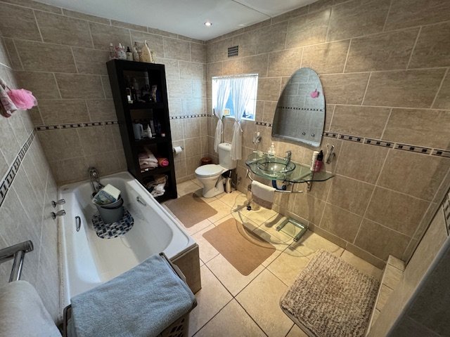 5 Bedroom Property for Sale in Edleen Gauteng