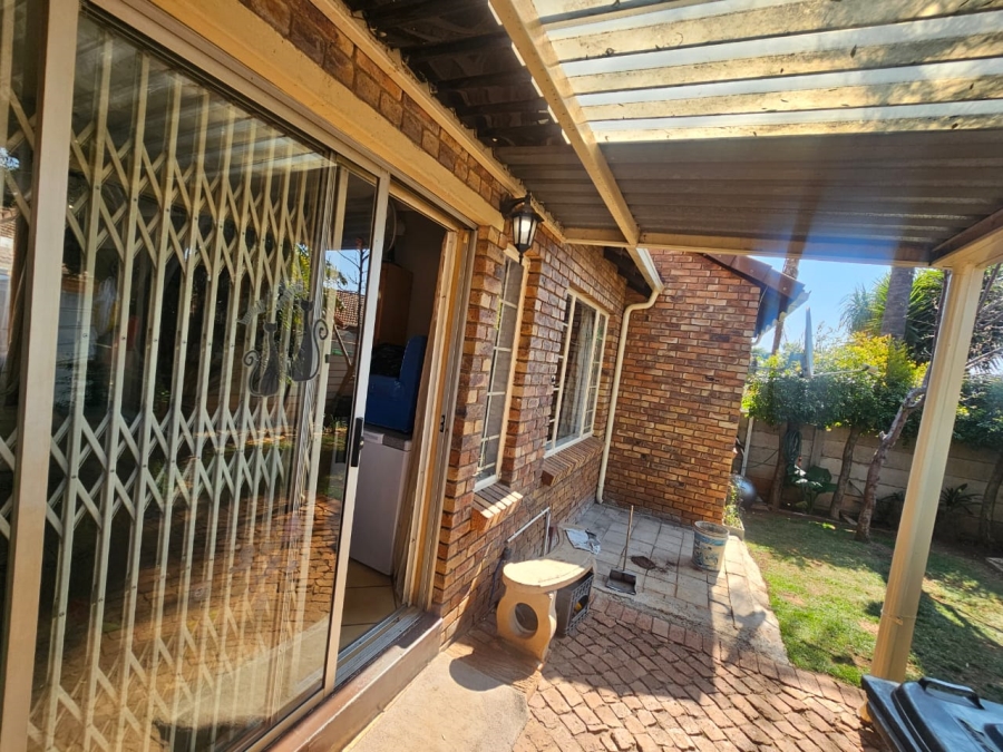 2 Bedroom Property for Sale in Eldoraigne Gauteng