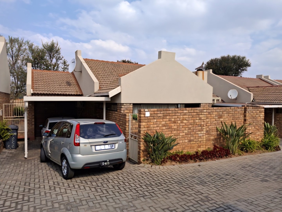 2 Bedroom Property for Sale in Rooihuiskraal North Gauteng