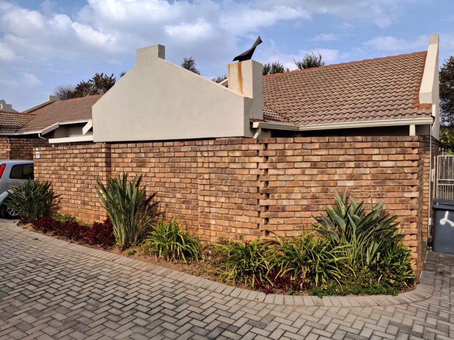 2 Bedroom Property for Sale in Rooihuiskraal North Gauteng