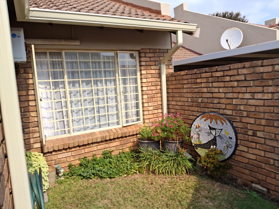 2 Bedroom Property for Sale in Rooihuiskraal North Gauteng