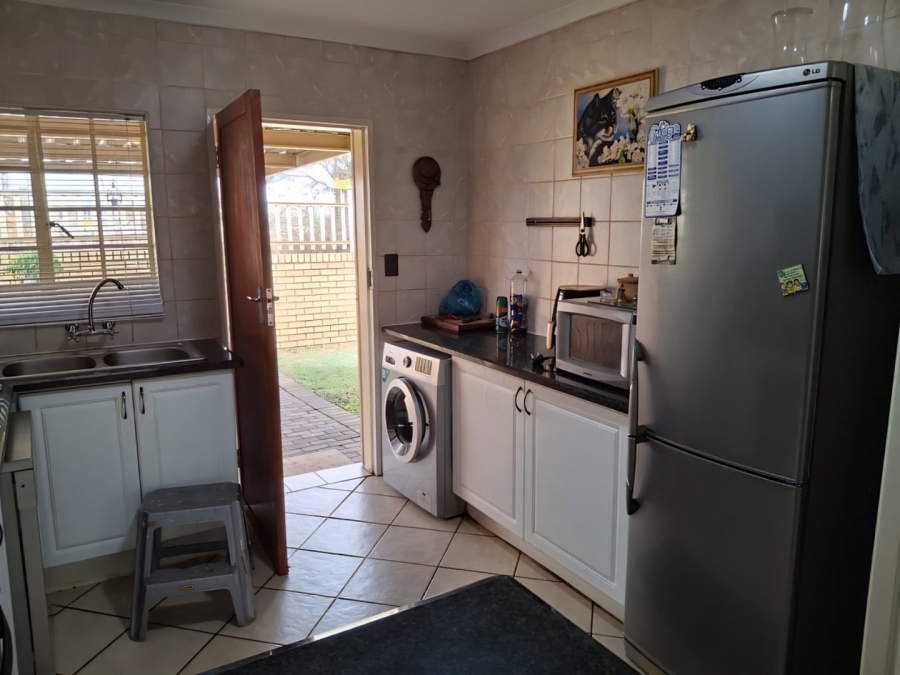 2 Bedroom Property for Sale in Rooihuiskraal North Gauteng