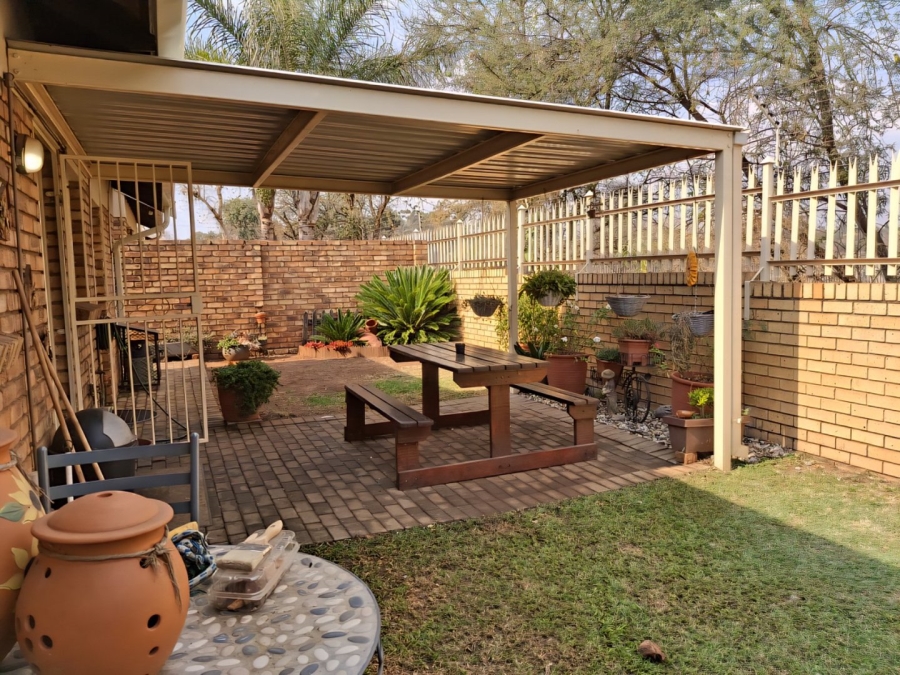 2 Bedroom Property for Sale in Rooihuiskraal North Gauteng