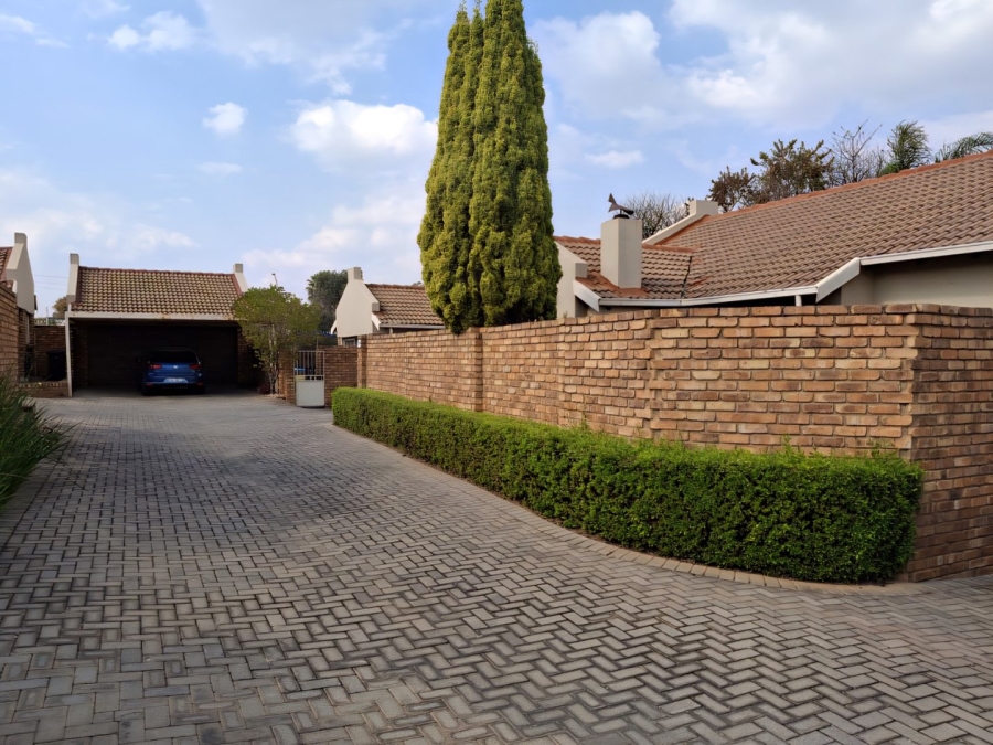 2 Bedroom Property for Sale in Rooihuiskraal North Gauteng