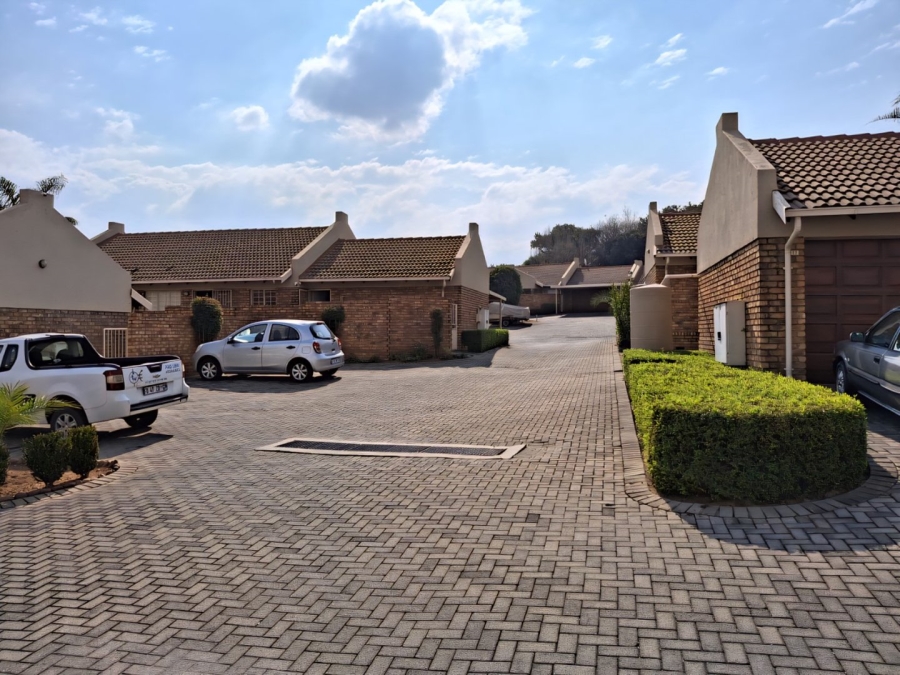 2 Bedroom Property for Sale in Rooihuiskraal North Gauteng