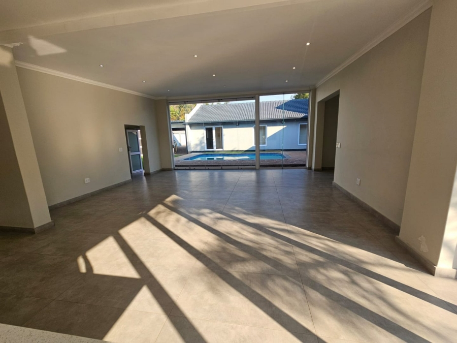 5 Bedroom Property for Sale in Wierda Park Gauteng