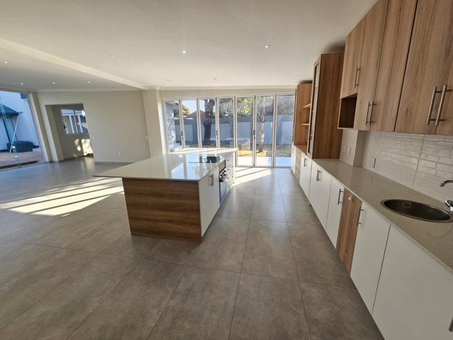5 Bedroom Property for Sale in Wierda Park Gauteng