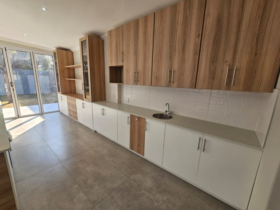 5 Bedroom Property for Sale in Wierda Park Gauteng