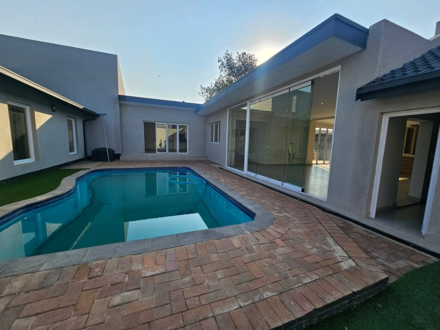 5 Bedroom Property for Sale in Wierda Park Gauteng