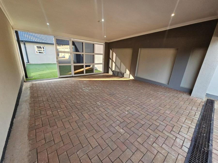 5 Bedroom Property for Sale in Wierda Park Gauteng