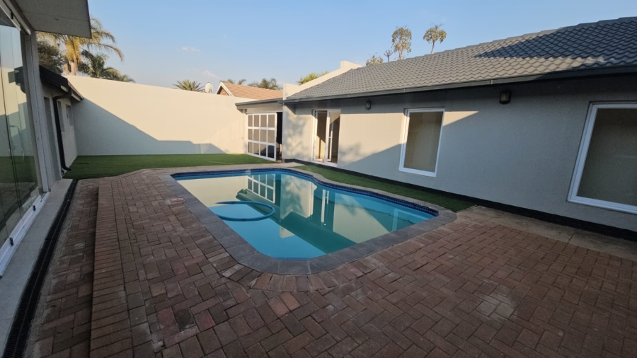 5 Bedroom Property for Sale in Wierda Park Gauteng