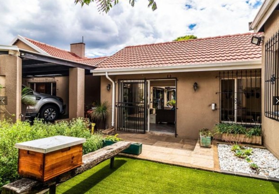 3 Bedroom Property for Sale in Buurendal Gauteng