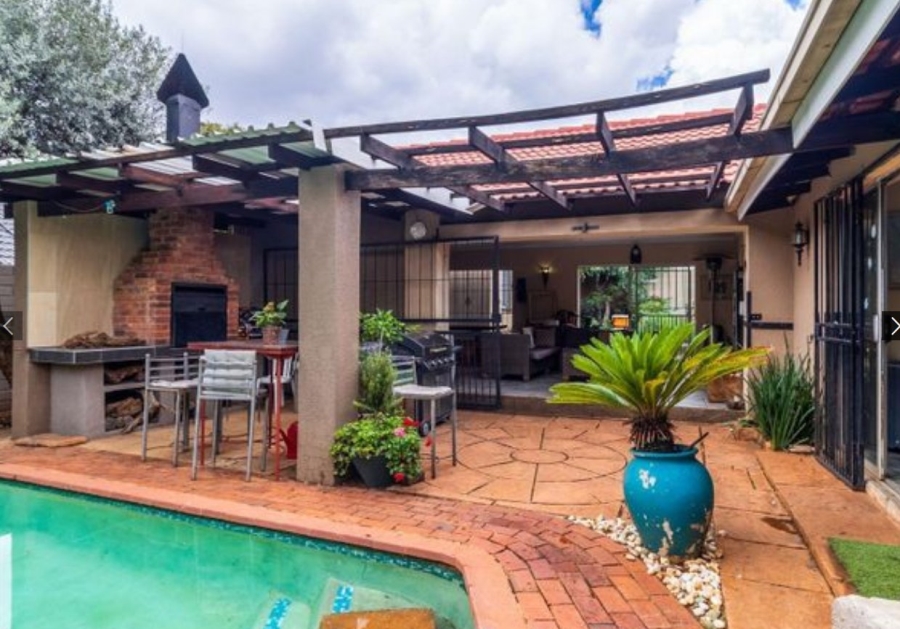 3 Bedroom Property for Sale in Buurendal Gauteng
