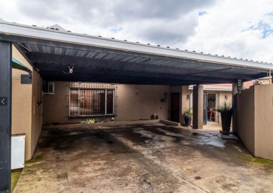 3 Bedroom Property for Sale in Buurendal Gauteng