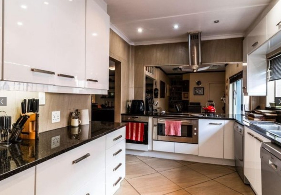 3 Bedroom Property for Sale in Buurendal Gauteng