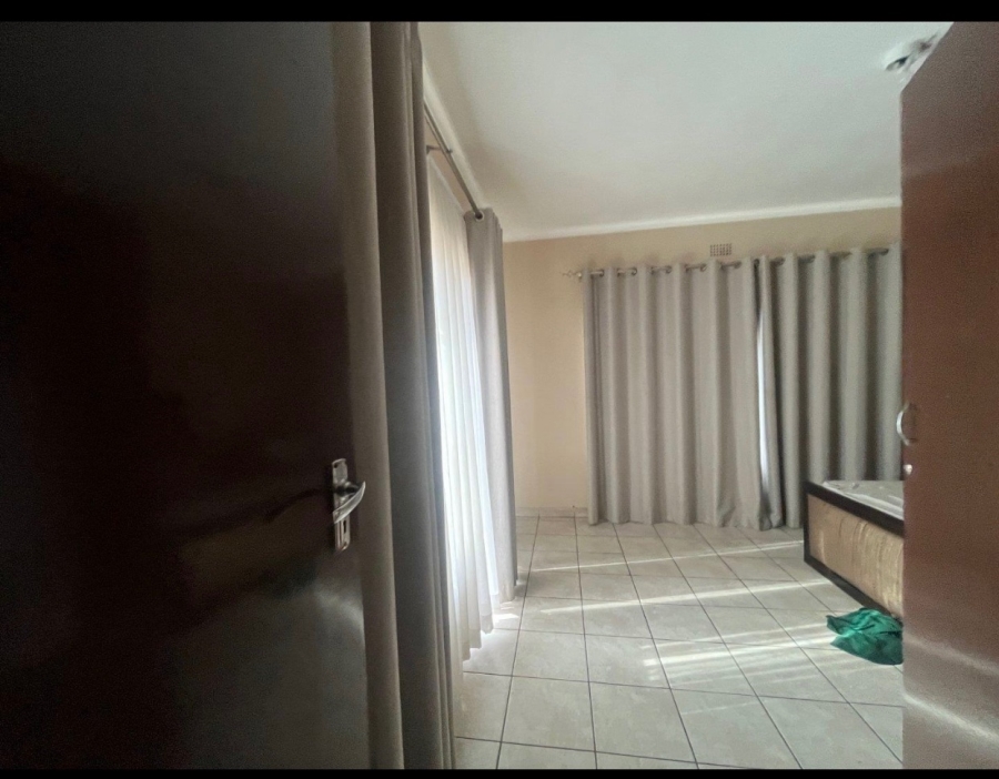 5 Bedroom Property for Sale in Mondeor Gauteng