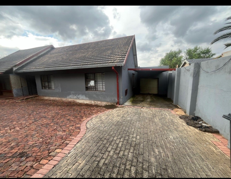 5 Bedroom Property for Sale in Mondeor Gauteng