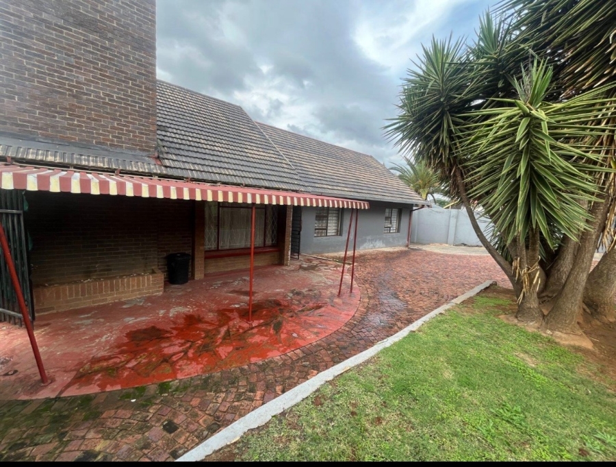 5 Bedroom Property for Sale in Mondeor Gauteng