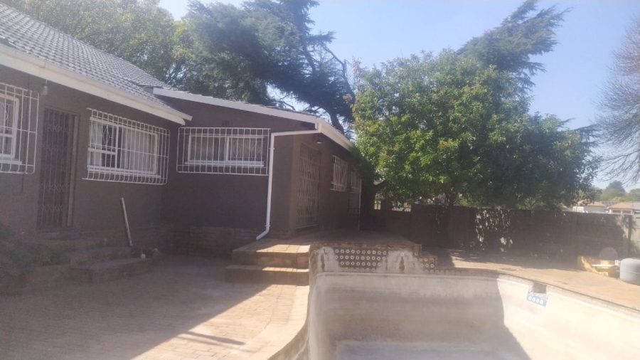 To Let 4 Bedroom Property for Rent in Dalpark Proper Gauteng