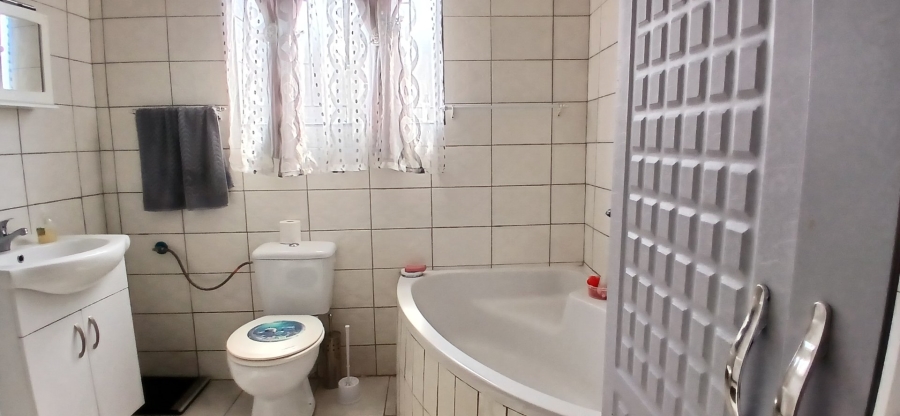 5 Bedroom Property for Sale in Heuweloord Gauteng