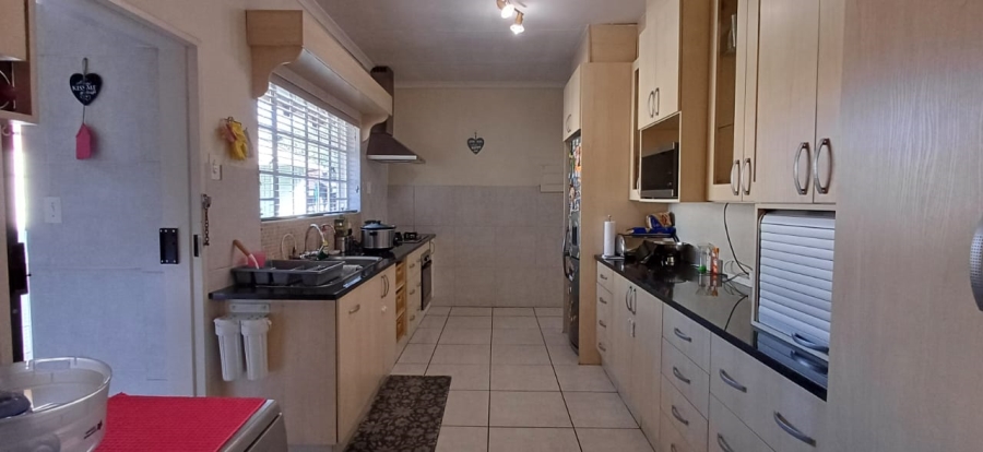 5 Bedroom Property for Sale in Eldoraigne Gauteng
