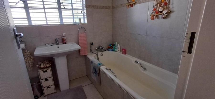 5 Bedroom Property for Sale in Eldoraigne Gauteng