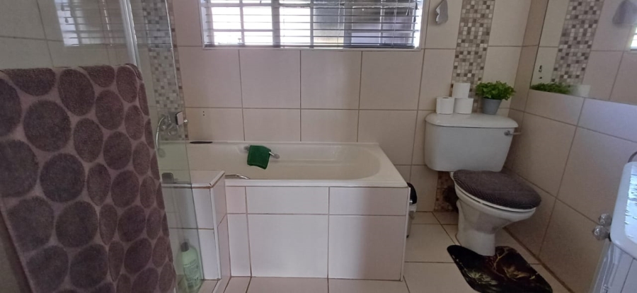 5 Bedroom Property for Sale in Eldoraigne Gauteng