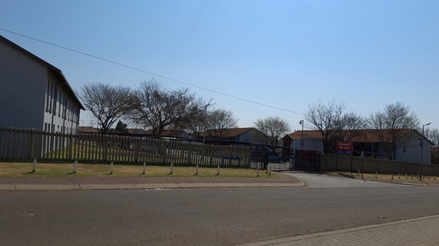 2 Bedroom Property for Sale in Commercia Gauteng