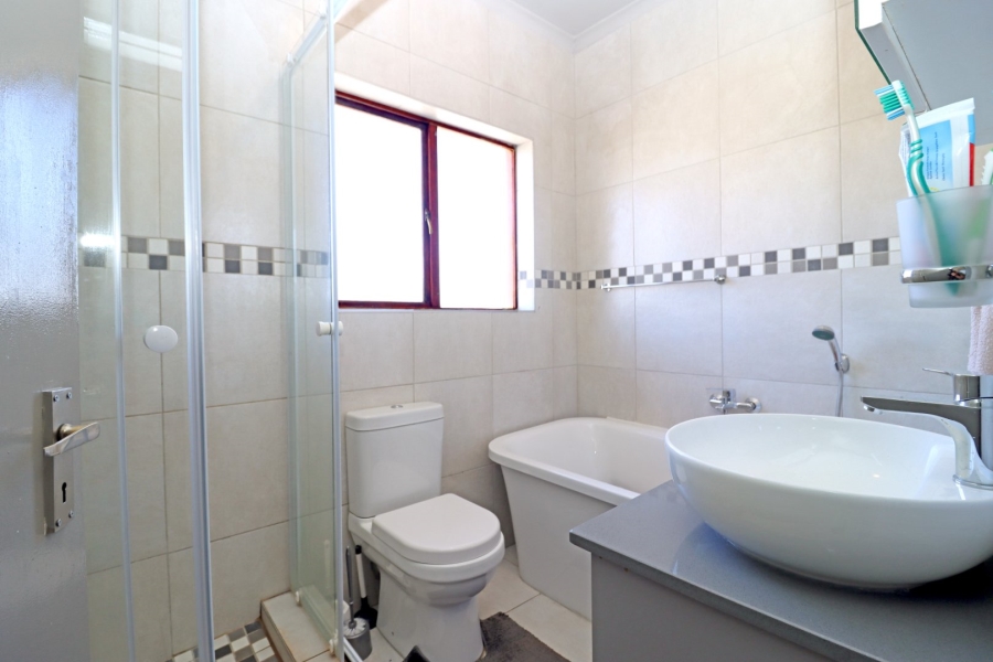 2 Bedroom Property for Sale in Noordwyk Gauteng