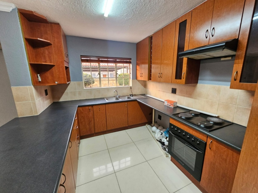 To Let 3 Bedroom Property for Rent in Heuwelsig Estate Gauteng