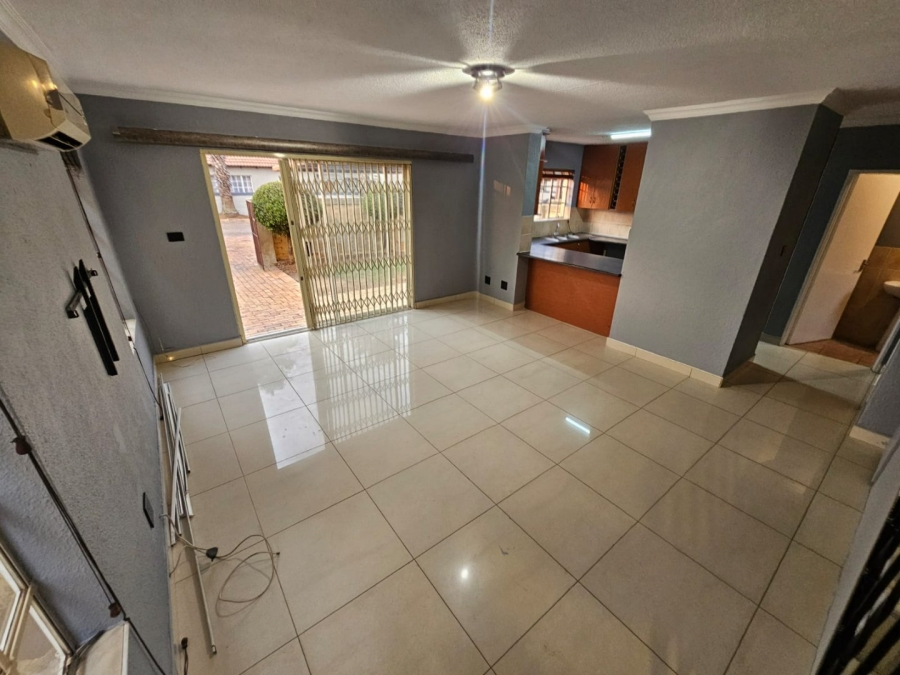 To Let 3 Bedroom Property for Rent in Heuwelsig Estate Gauteng