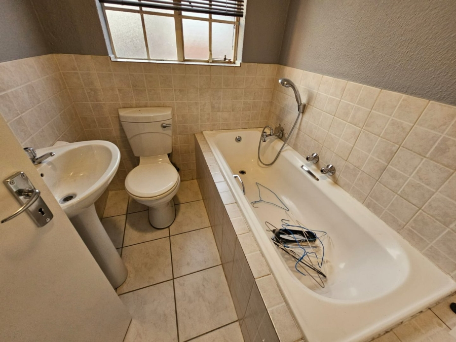 To Let 3 Bedroom Property for Rent in Heuwelsig Estate Gauteng